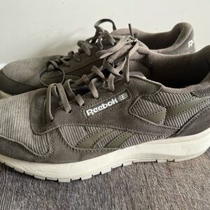 Reebok Classic Womens  dark Green White almost brown Running Shoes Sz 9 Sneakers